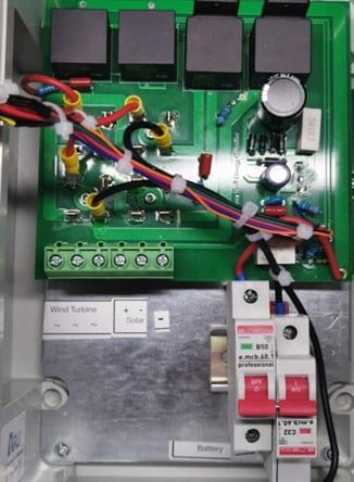 Istabreeze 800W 12V hibridinis įkrovimo valdiklis